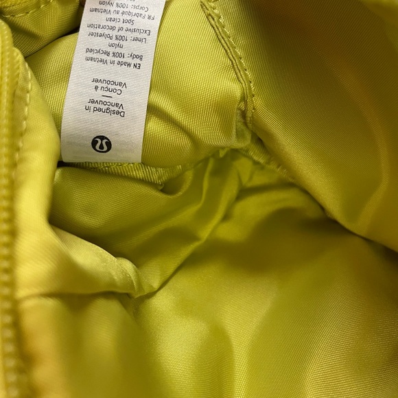 luluemon athletica Multi-Pocket Belt Bag - Picture 3 of 7